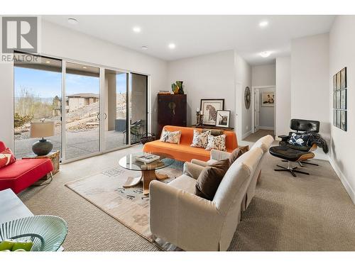 472 Sparrow Hawk Court, Kelowna, BC - Indoor Photo Showing Living Room