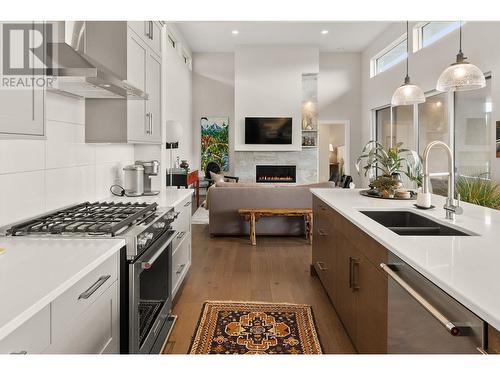 472 Sparrow Hawk Court, Kelowna, BC - Indoor Photo Showing Kitchen With Double Sink With Upgraded Kitchen