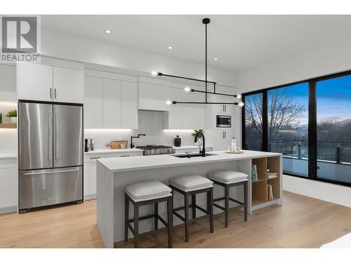 2365 Aberdeen Street, Kelowna, BC - Indoor Photo Showing Kitchen With Upgraded Kitchen