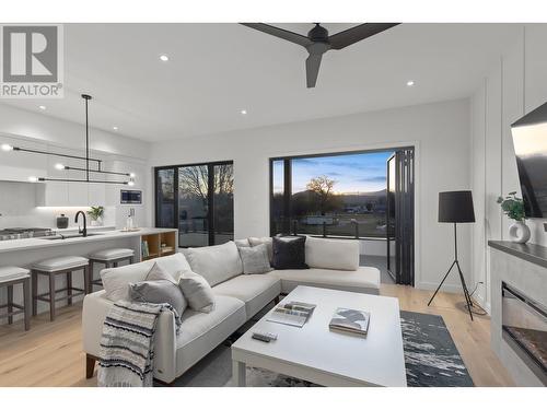 2365 Aberdeen Street, Kelowna, BC - Indoor Photo Showing Living Room