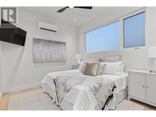 2365 Aberdeen Street, Kelowna, BC - Indoor Photo Showing Bedroom