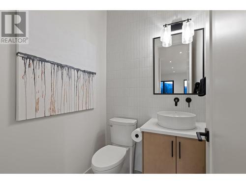 2365 Aberdeen Street, Kelowna, BC - Indoor Photo Showing Bathroom