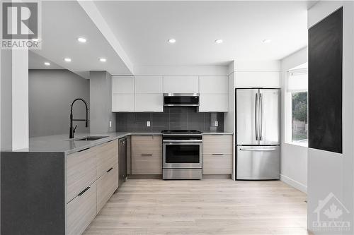 2219 Stonehenge Crescent, Ottawa, ON - Indoor Photo Showing Kitchen With Upgraded Kitchen