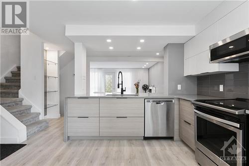 2219 Stonehenge Crescent, Ottawa, ON - Indoor Photo Showing Kitchen With Upgraded Kitchen