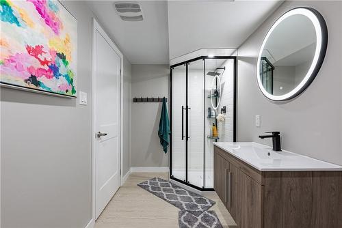 2793 Mercury Avenue, Niagara Falls, ON - Indoor Photo Showing Bathroom