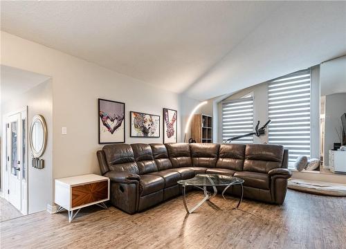 2793 Mercury Avenue, Niagara Falls, ON - Indoor Photo Showing Living Room