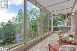 Sun room overlooking the lake - 