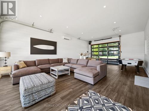 201 Cedar Island Road, Orillia, ON - Indoor Photo Showing Living Room