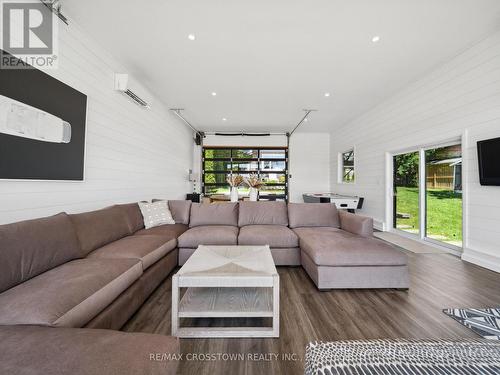 201 Cedar Island Road, Orillia, ON - Indoor Photo Showing Living Room