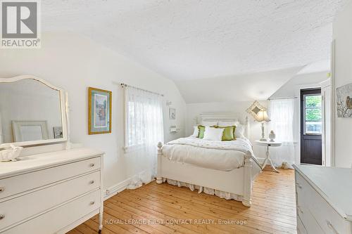 84 Owen Street, Barrie, ON - Indoor Photo Showing Bedroom