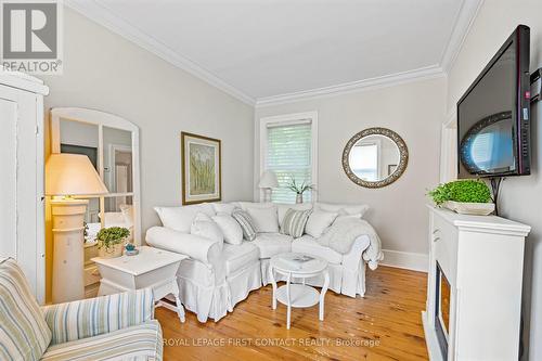 84 Owen Street, Barrie, ON - Indoor Photo Showing Living Room