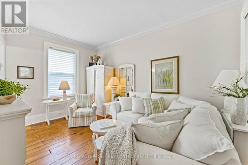 84 Owen Street, Barrie, ON - Indoor Photo Showing Living Room