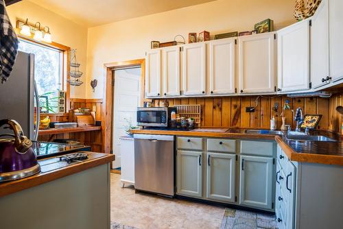 262 2Nd Avenue, Nelson, BC - Indoor Photo Showing Kitchen With Double Sink