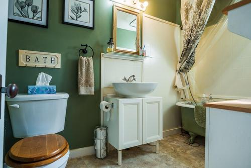 262 2Nd Avenue, Nelson, BC - Indoor Photo Showing Bathroom