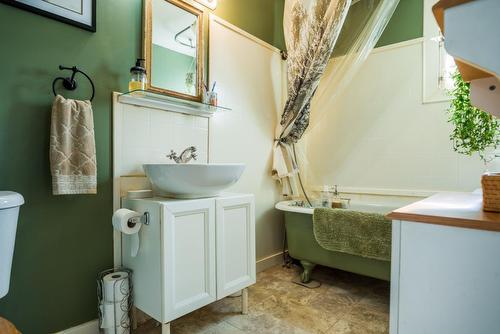 262 2Nd Avenue, Nelson, BC - Indoor Photo Showing Bathroom