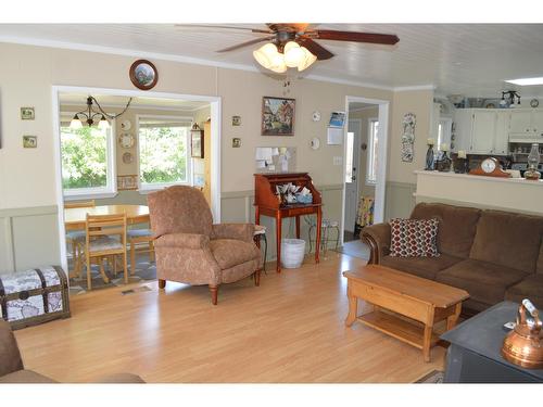 5390 Almond Gardens Road, Grand Forks, BC - Indoor Photo Showing Living Room