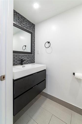 134 Gibson Avenue, Hamilton, ON - Indoor Photo Showing Bathroom
