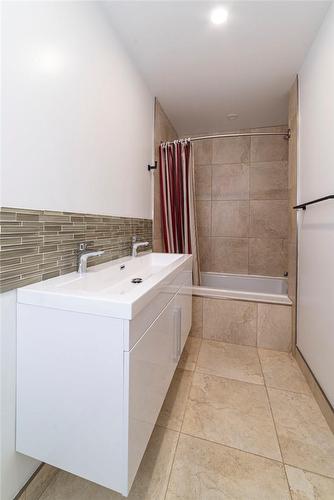 134 Gibson Avenue, Hamilton, ON - Indoor Photo Showing Bathroom