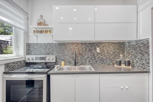 178 Kingsbury Avenue, Winnipeg, MB - Indoor Photo Showing Kitchen With Upgraded Kitchen