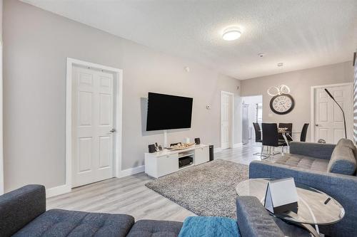 178 Kingsbury Avenue, Winnipeg, MB - Indoor Photo Showing Living Room