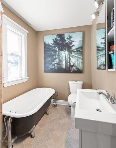 1072 Sherburn Street, Winnipeg, MB - Indoor Photo Showing Bathroom