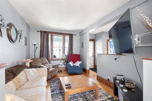 1072 Sherburn Street, Winnipeg, MB - Indoor Photo Showing Living Room