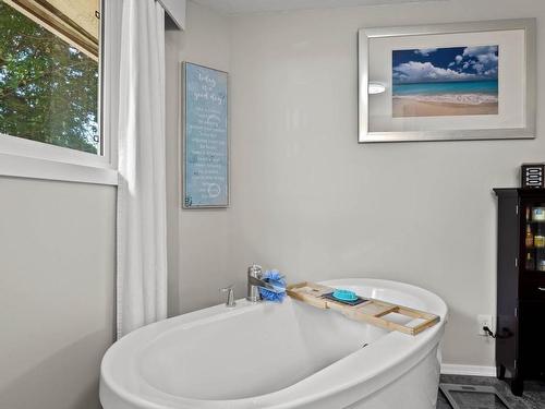 1947 Glenwood Drive, Kamloops, BC - Indoor Photo Showing Bathroom