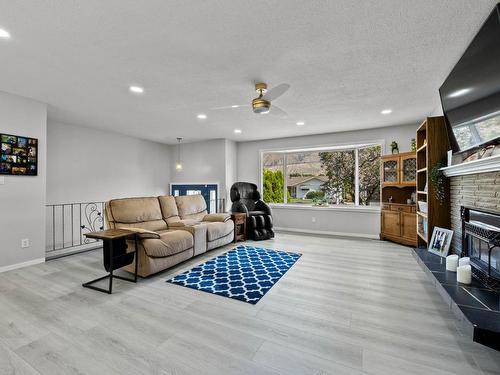 1947 Glenwood Drive, Kamloops, BC - Indoor Photo Showing Living Room With Fireplace