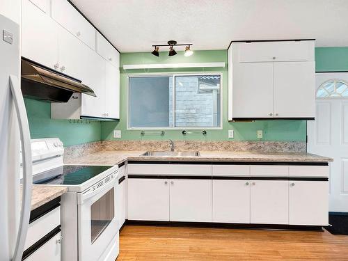 1622 Hornby Ave, Kamloops, BC - Indoor Photo Showing Kitchen