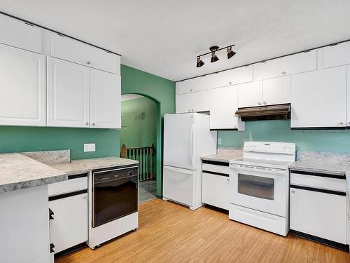 1622 Hornby Ave, Kamloops, BC - Indoor Photo Showing Kitchen