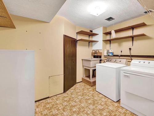 1622 Hornby Ave, Kamloops, BC - Indoor Photo Showing Laundry Room