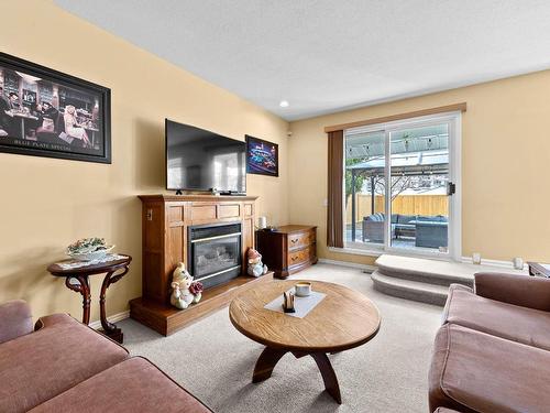 876 Nicolani Drive, Kamloops, BC - Indoor Photo Showing Living Room With Fireplace