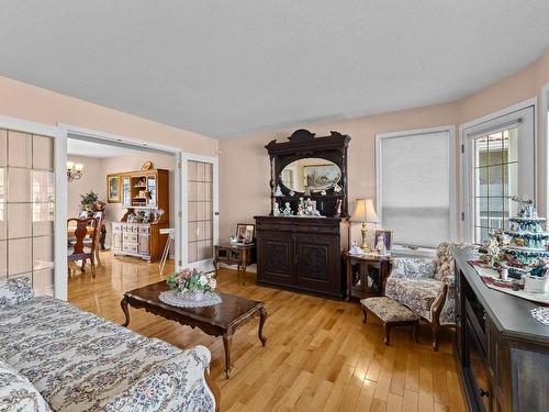 876 Nicolani Drive, Kamloops, BC - Indoor Photo Showing Living Room