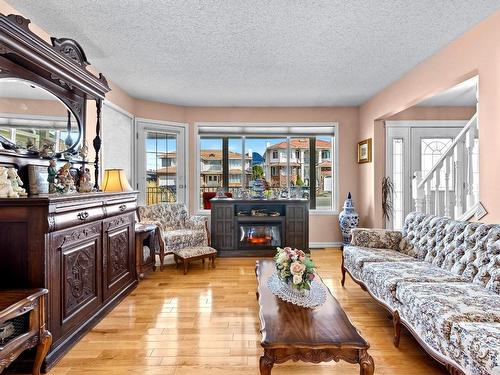 876 Nicolani Drive, Kamloops, BC - Indoor Photo Showing Living Room