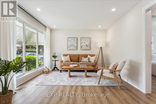 143 Broker Drive, Hamilton, ON - Indoor Photo Showing Living Room