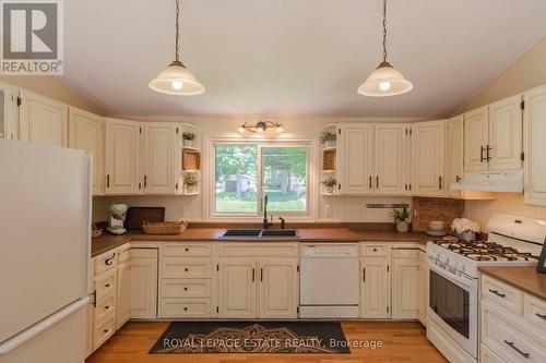 122 Woodland Crescent, South Bruce Peninsula, ON - Indoor Photo Showing Kitchen With Double Sink