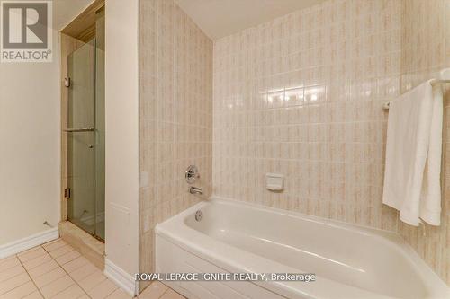 402 - 400 Mclevin Avenue, Toronto, ON - Indoor Photo Showing Bathroom