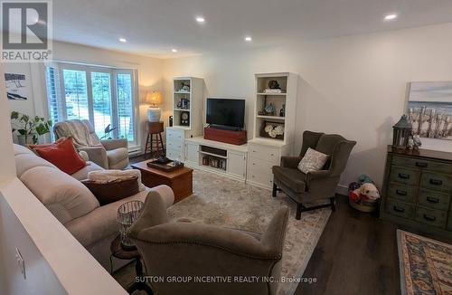 211 Sunset Crescent, Innisfil, ON - Indoor Photo Showing Living Room