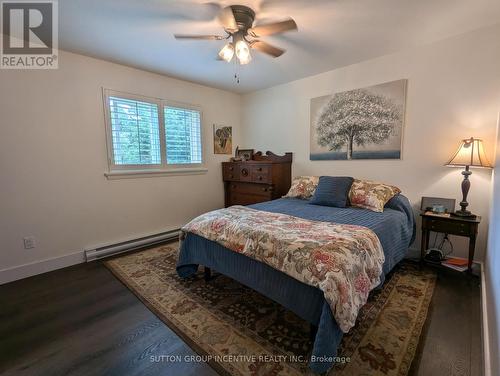 211 Sunset Crescent, Innisfil, ON - Indoor Photo Showing Bedroom