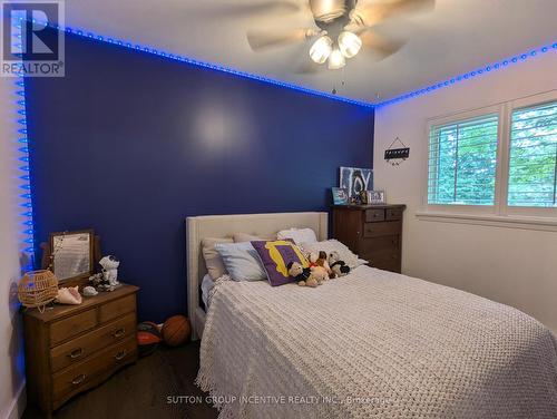 211 Sunset Crescent, Innisfil, ON - Indoor Photo Showing Bedroom