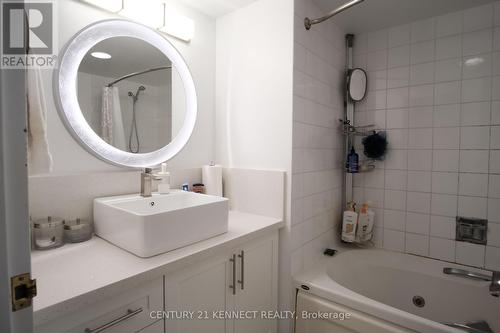 1605 - 44 St Joseph Street, Toronto, ON - Indoor Photo Showing Bathroom