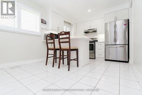 4007 Chicory Court, Mississauga, ON - Indoor Photo Showing Kitchen