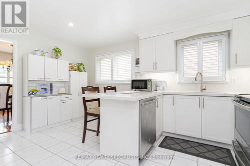 4007 Chicory Court, Mississauga, ON - Indoor Photo Showing Kitchen