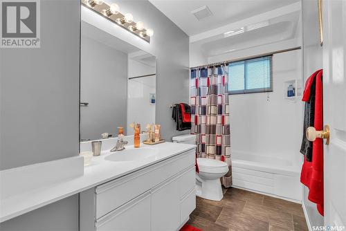 445 Simon Fraser Crescent, Saskatoon, SK - Indoor Photo Showing Bathroom