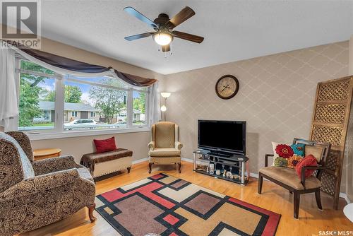 445 Simon Fraser Crescent, Saskatoon, SK - Indoor Photo Showing Living Room