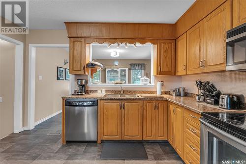 445 Simon Fraser Crescent, Saskatoon, SK - Indoor Photo Showing Kitchen With Double Sink