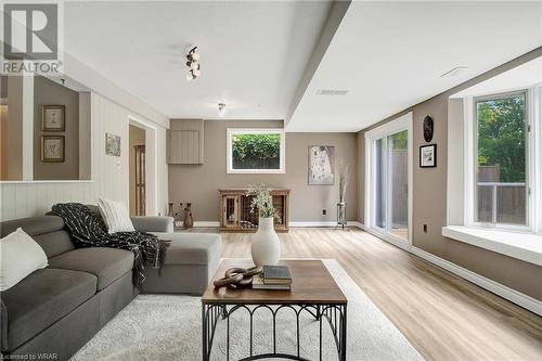 211 West River Road, Cambridge, ON - Indoor Photo Showing Living Room