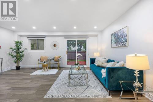 1168 Tanzer Court, Pickering, ON - Indoor Photo Showing Living Room