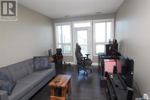 203 415 Maningas Bend, Saskatoon, SK - Indoor Photo Showing Living Room
