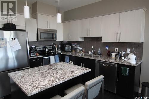 203 415 Maningas Bend, Saskatoon, SK - Indoor Photo Showing Kitchen With Stainless Steel Kitchen With Upgraded Kitchen